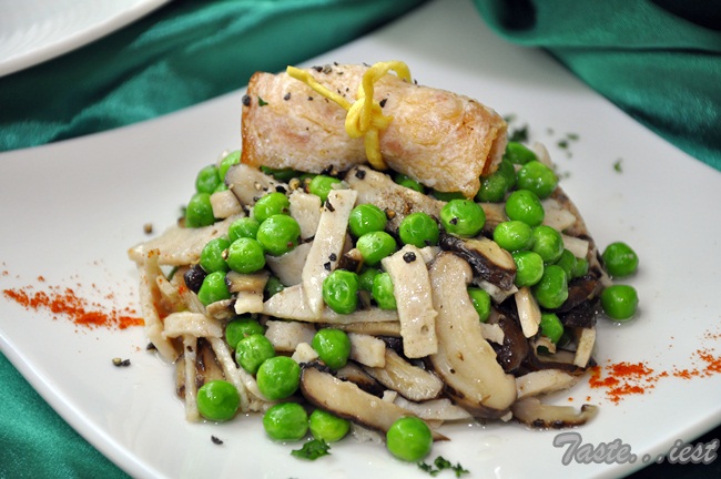 Sauteed Mushrooms with Green Peas and Turkey Slice