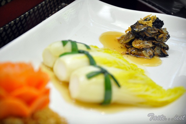 Braised Chinese cabbage with "Fat Choi" black moss and dried oyster