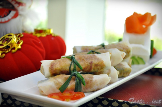 Roasted duck rolled with spring roll skin and mix vegetables