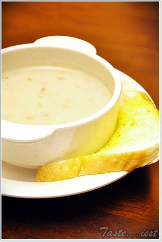 Mushroom Soup with Garlic Bread